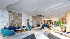 A spacious lobby with a marble floor, seating areas, and a modern ceiling design. - Samaya Hotel Deira (Dubai)