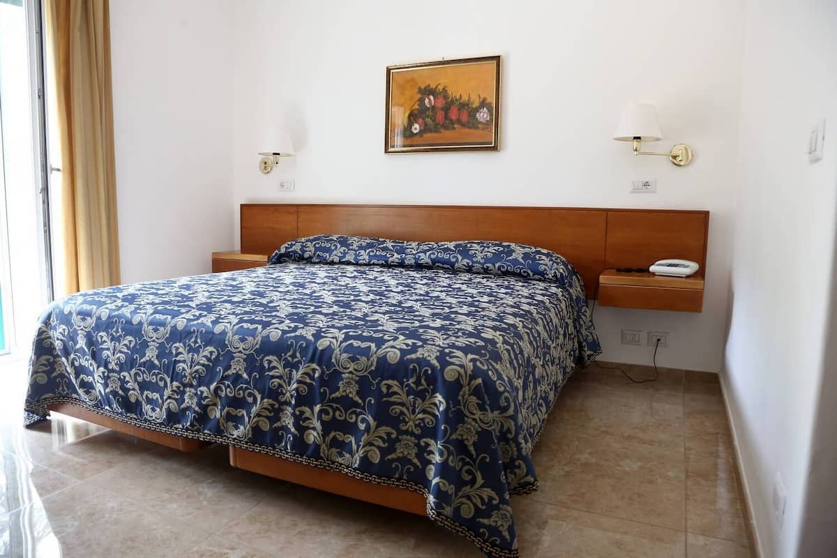 Minibar, caja de seguridad en la habitación y escritorio