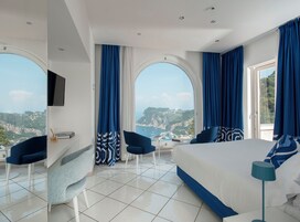 Minibar, caja de seguridad en la habitación y escritorio 