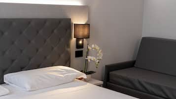 Chambre Triple, accessible aux personnes à mobilité réduite, dans les dépendances | 1 chambre, minibar, rideaux occultants, Wi-Fi gratuit