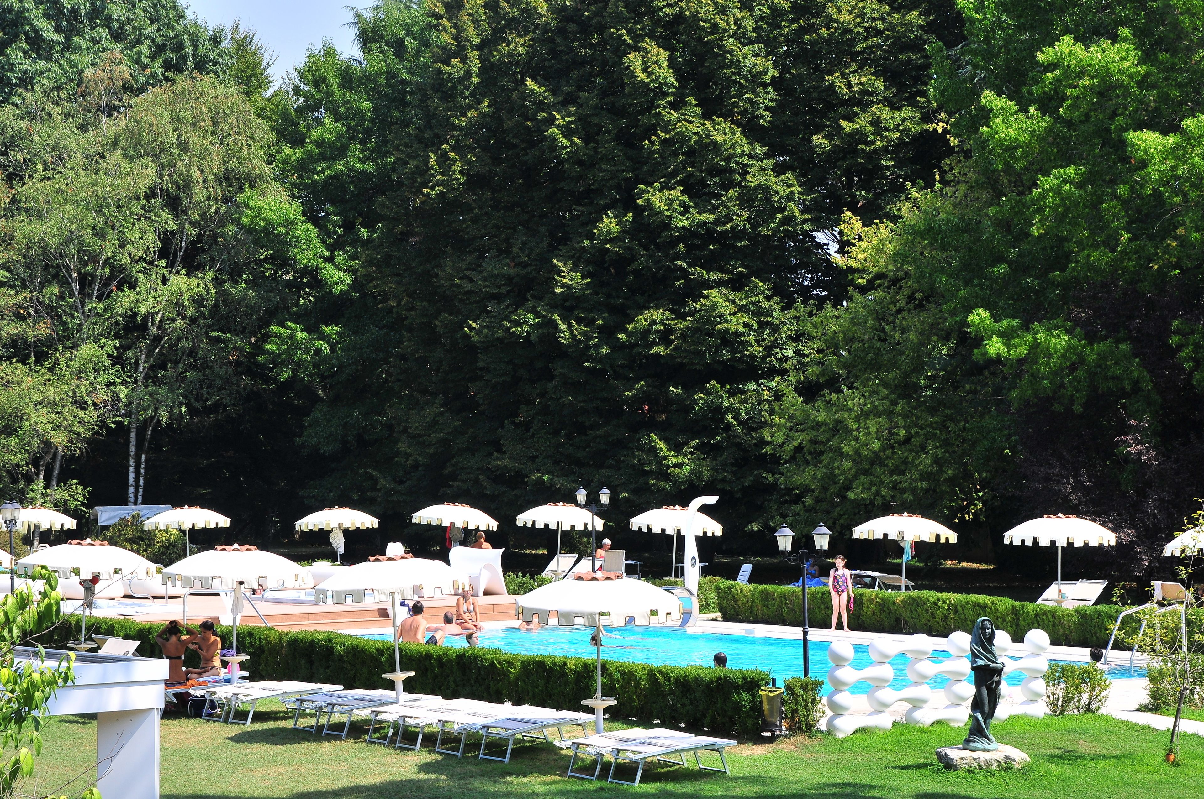 seasonal outdoor pool, open 9:00 am to 7:00 pm, pool umbrellas