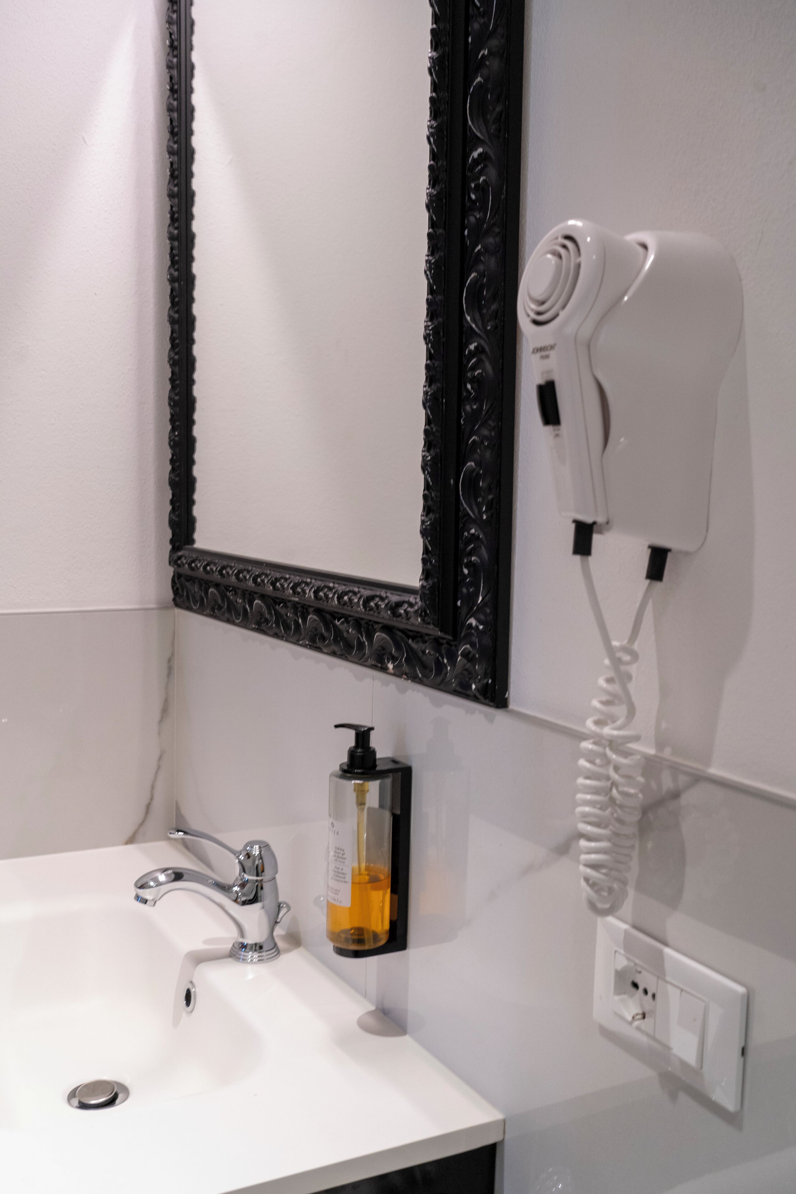 Economy tweepersoonskamer, 1 twijfelaar, bijgebouw | 1 slaapkamer, een minibar, verduisterende gordijnen, gratis wifi