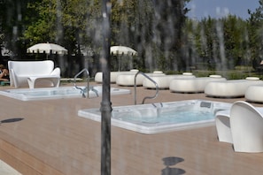 Außenpool (je nach Saison geöffnet), Sonnenschirme, Liegestühle