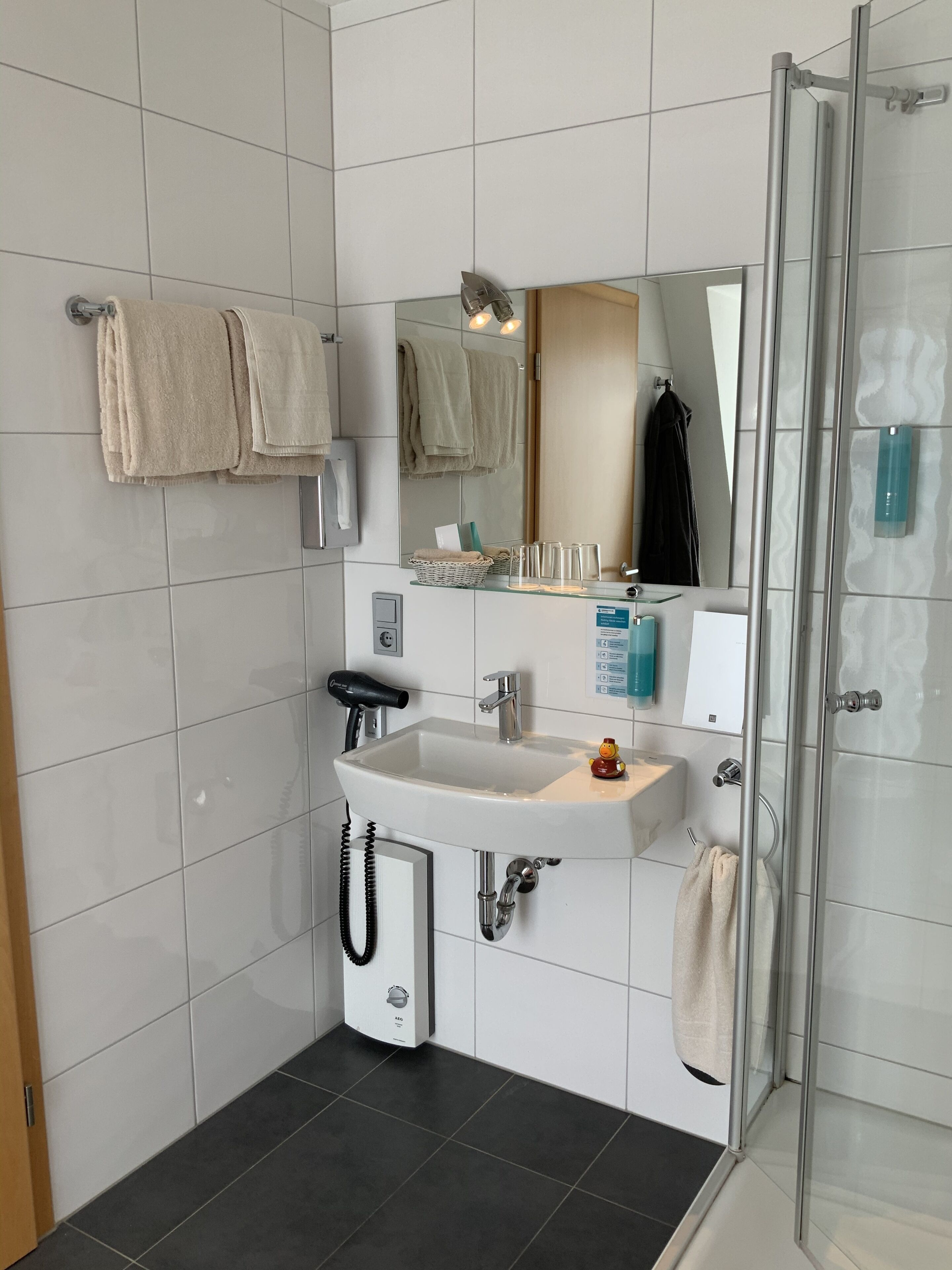 junior suite | bathroom | free toiletries, hair dryer, towels