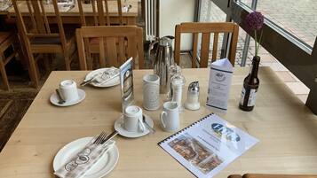 Frühstück, Mittagessen, Abendessen, deutsche Küche, Speisen im Freien