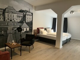 Quarto luxo | Roupas de cama premium, cofres nos quartos, escrivaninha