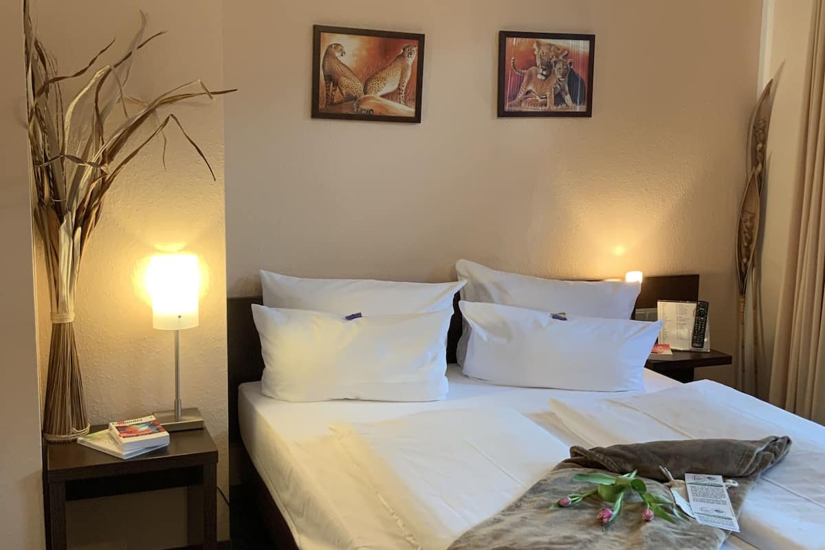 Phòng Tiêu chuẩn (Theme Room) | 1 phòng ngủ, bộ đồ giường cao cấp, két bảo mật tại phòng, bàn
