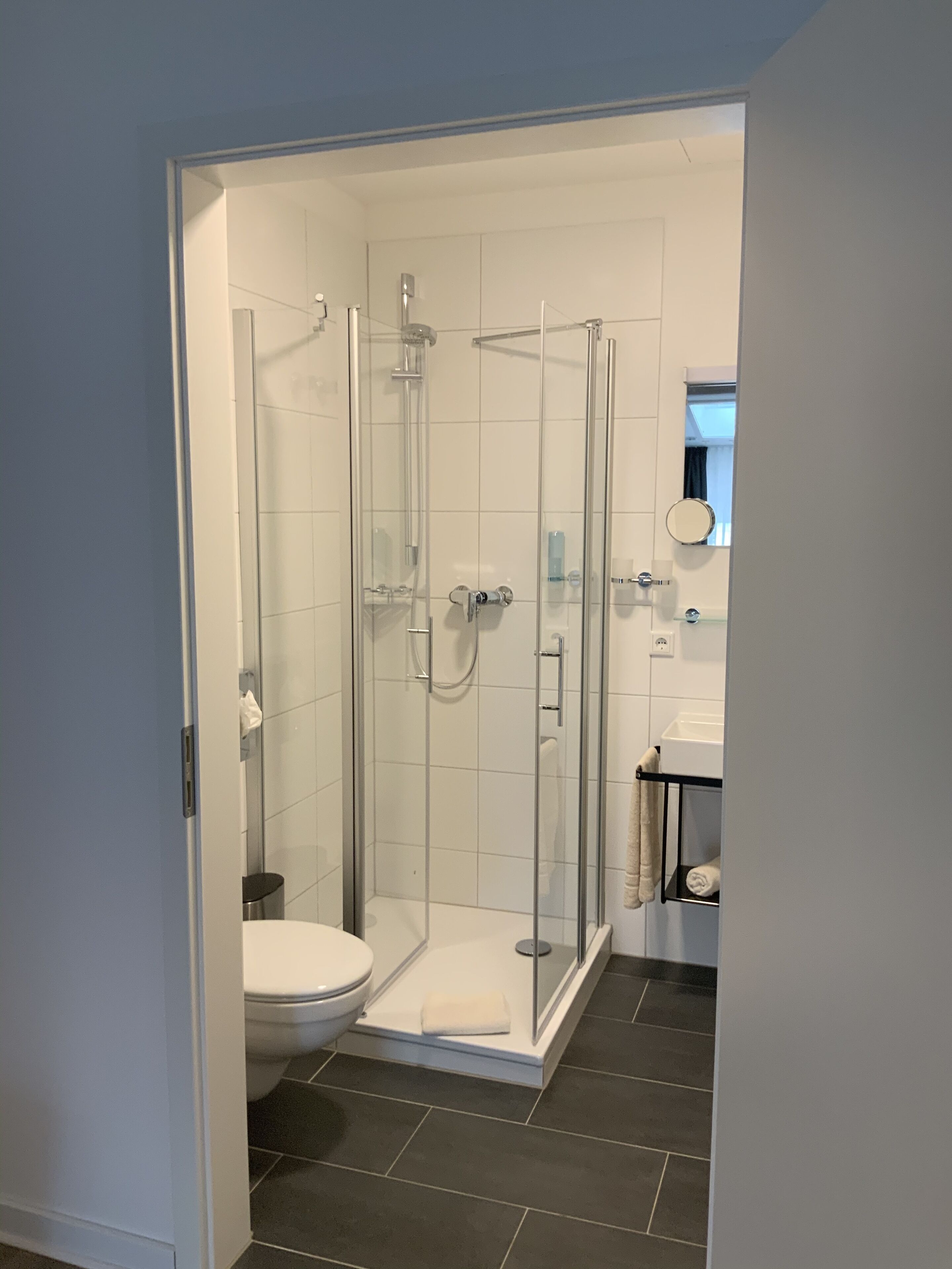 superior room | bathroom | free toiletries, hair dryer, towels