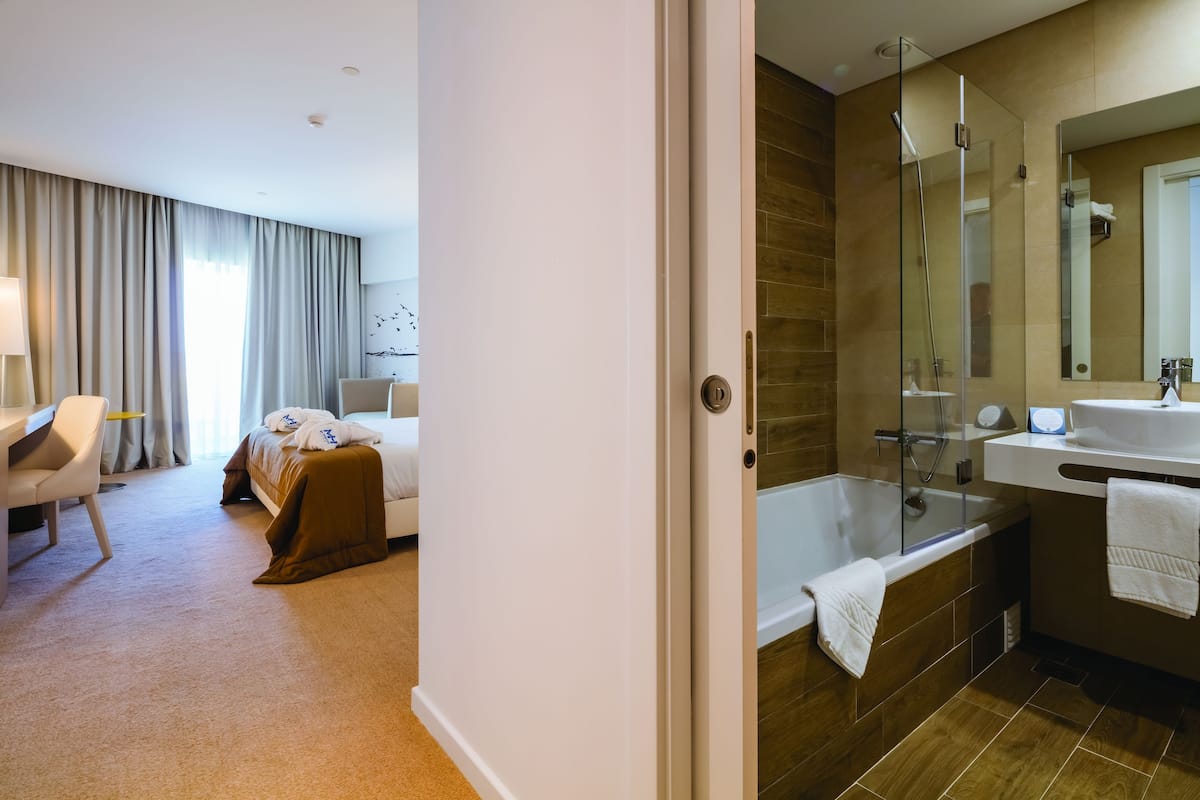 Lakens van Egyptisch katoen, donzen dekbedden, een minibar