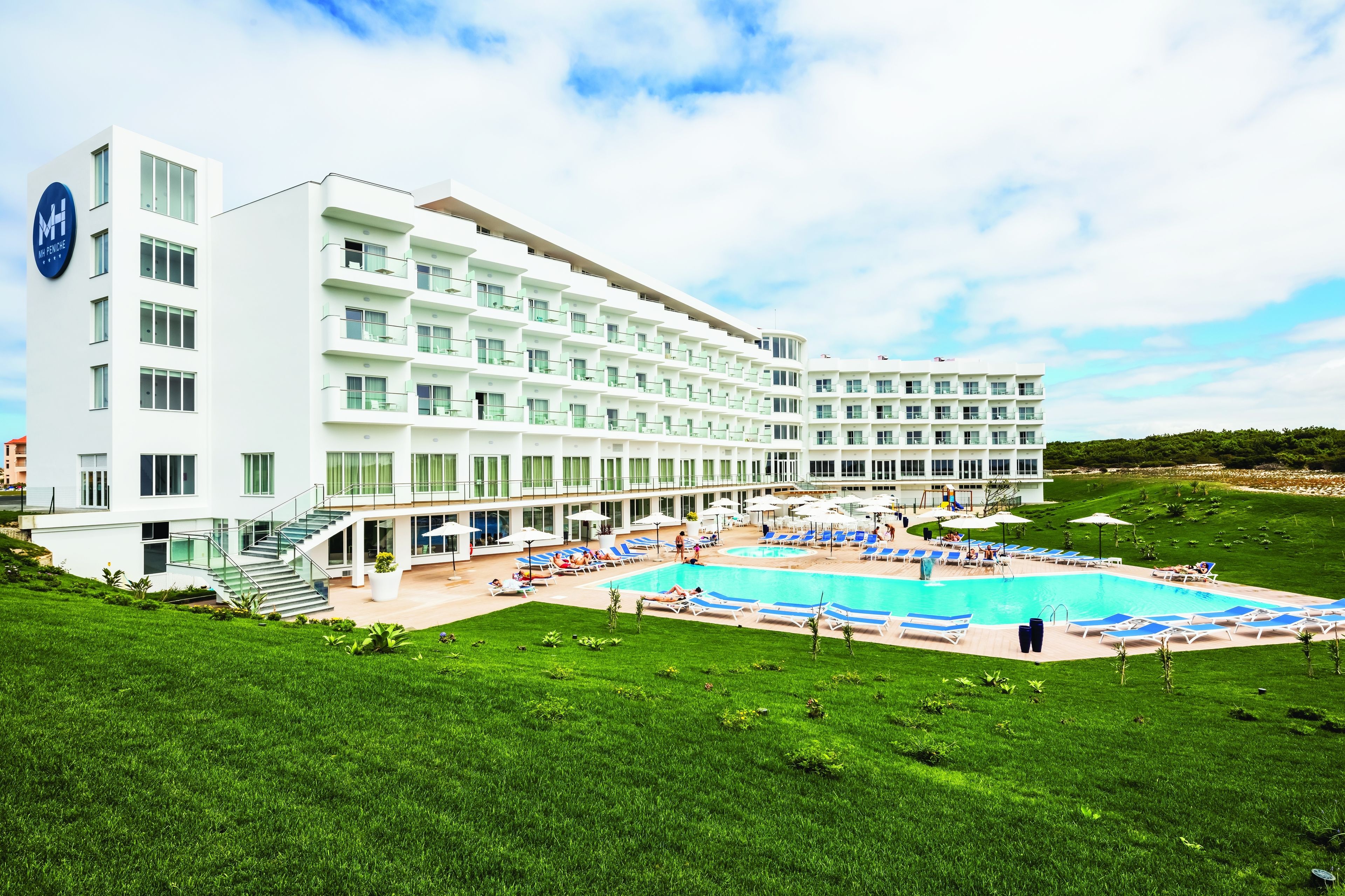 室內泳池、室外泳池；躺椅