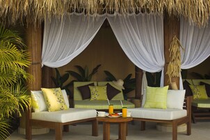 2 piscinas al aire libre, cabañas de piscina gratuitas, sombrillas