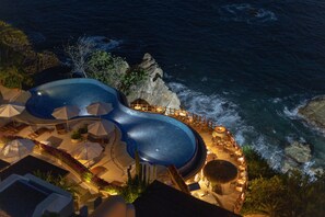 2 outdoor pools, free cabanas, pool umbrellas