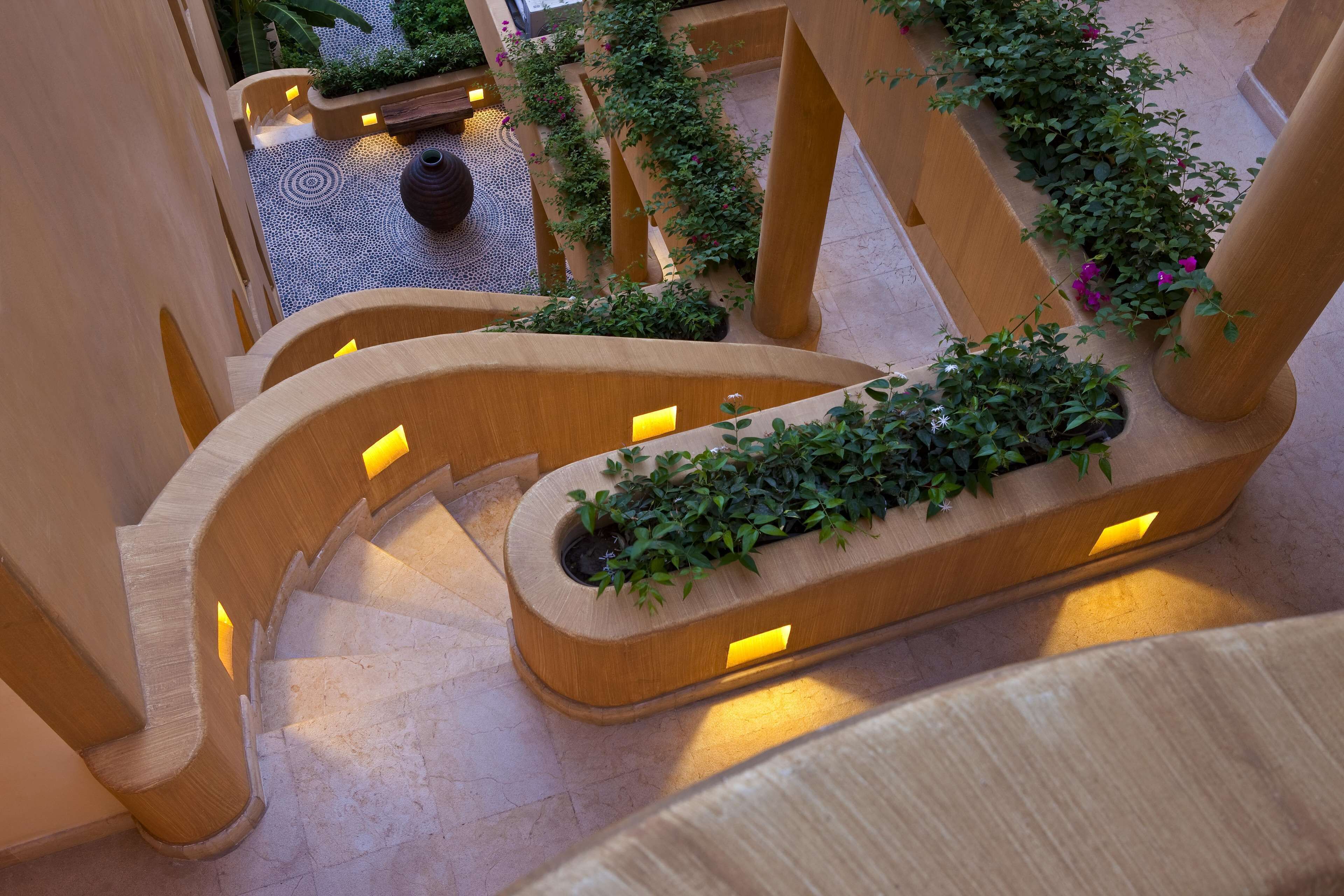 3 restaurants, breakfast served