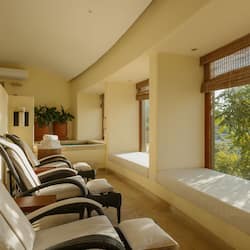 Salas de tratamiento para parejas, sauna y tina de hidromasaje