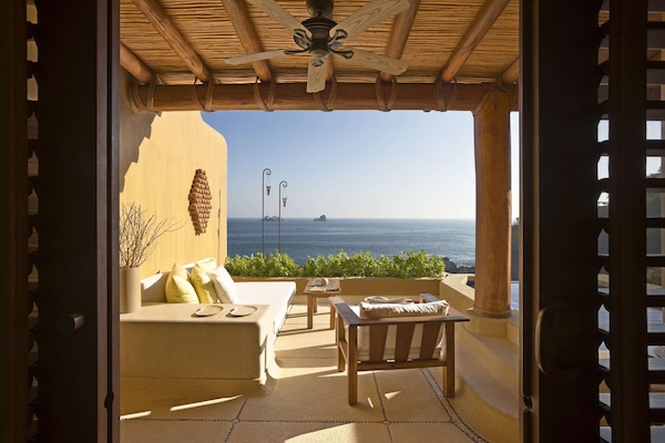 Premium bedding, free minibar, in-room safe, desk