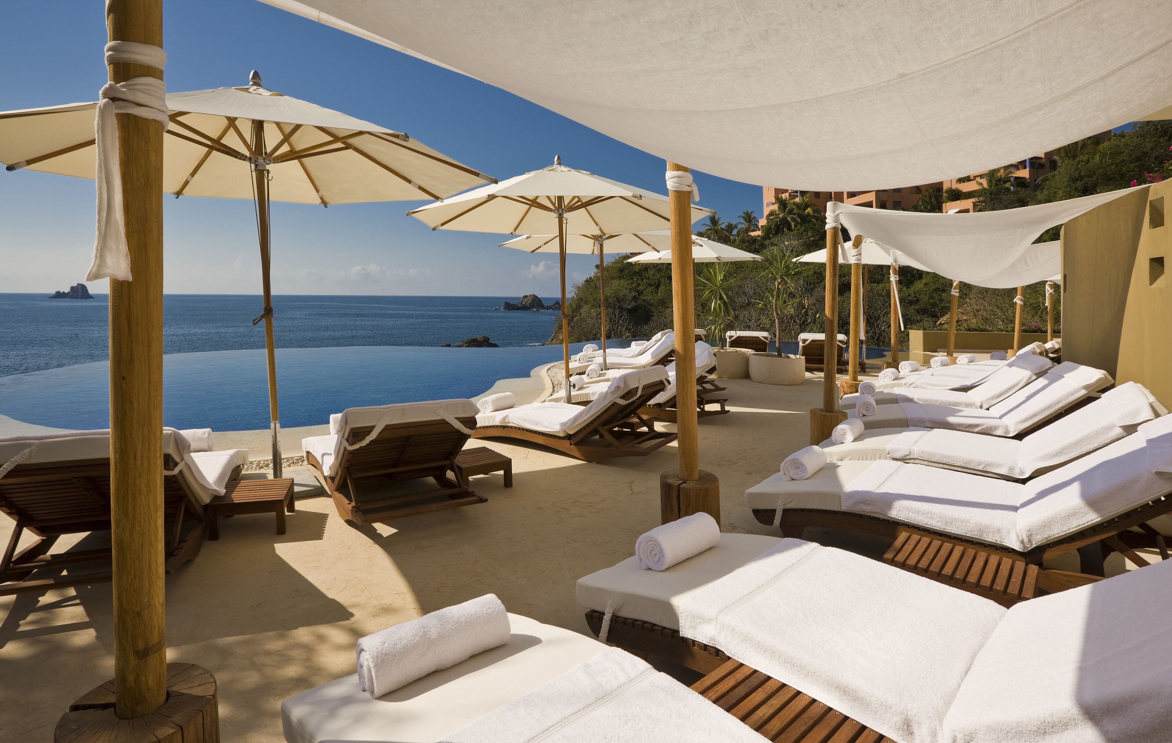 2 outdoor pools, free pool cabanas, pool umbrellas