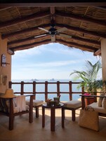 Cliffside Ocean Front Suite | Ropa de cama de alta calidad y edredones de plumas