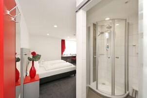 Ropa de cama de alta calidad y caja de seguridad en la habitación 