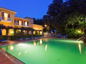 Seasonal outdoor pool, pool umbrellas, sun loungers - Hotel Cleopatra (Ischia)