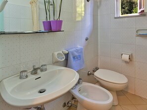 Standard Single Room, Balcony | Bathroom | Shower, free toiletries, hair dryer, bidet - Hotel Cleopatra (Ischia)