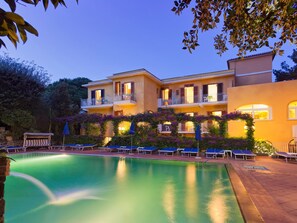 Front of property - evening/night - Hotel Cleopatra (Ischia)