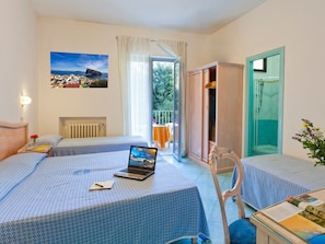 Standard Quadruple Room, Balcony - Hotel Cleopatra (Ischia)