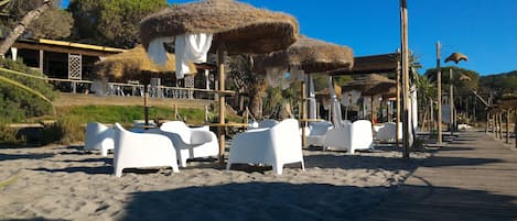 Aan een privéstrand, ligstoelen, parasols, snorkelen