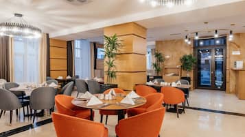 Petit déjeuner, déjeuner et dßner servis sur place