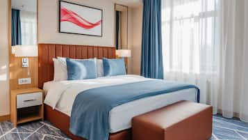 Junior Suite, 1 King Bed, Non Smoking | Minibar, in-room safe, desk, blackout drapes