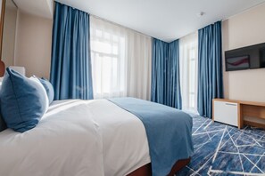 Suite Junior, 1 Tempat Tidur King, Bebas Asap Rokok | Minibar, brankas, meja kerja, dan tirai kedap cahaya