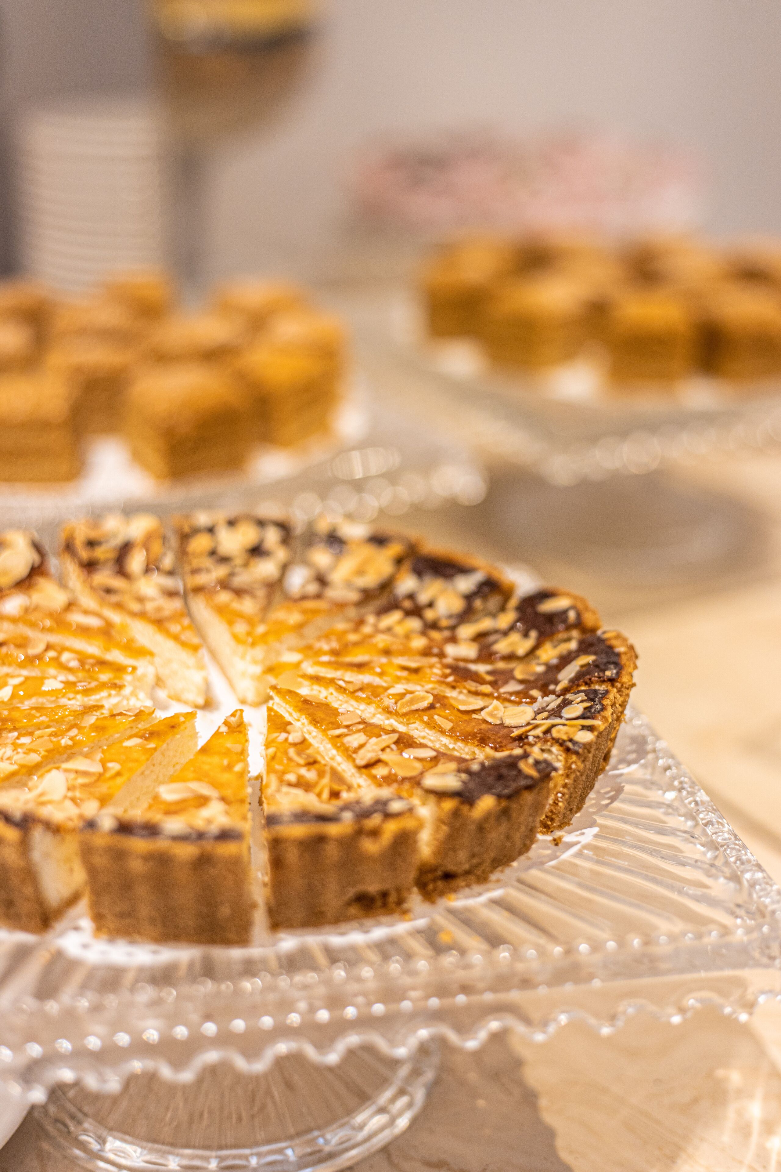 Uma torta com cobertura em treliça em um prato de vidro.
