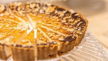 Uma torta com cobertura em treliça em um prato de vidro.