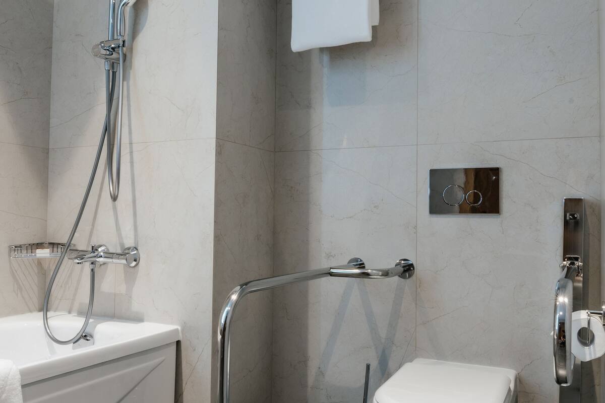 room, 1 queen bed, accessible | bathroom | free toiletries, hair dryer, bathrobes, slippers