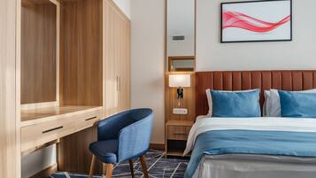 Suite, 1 King Bed, Non Smoking | Minibar, in-room safe, desk, blackout curtains
