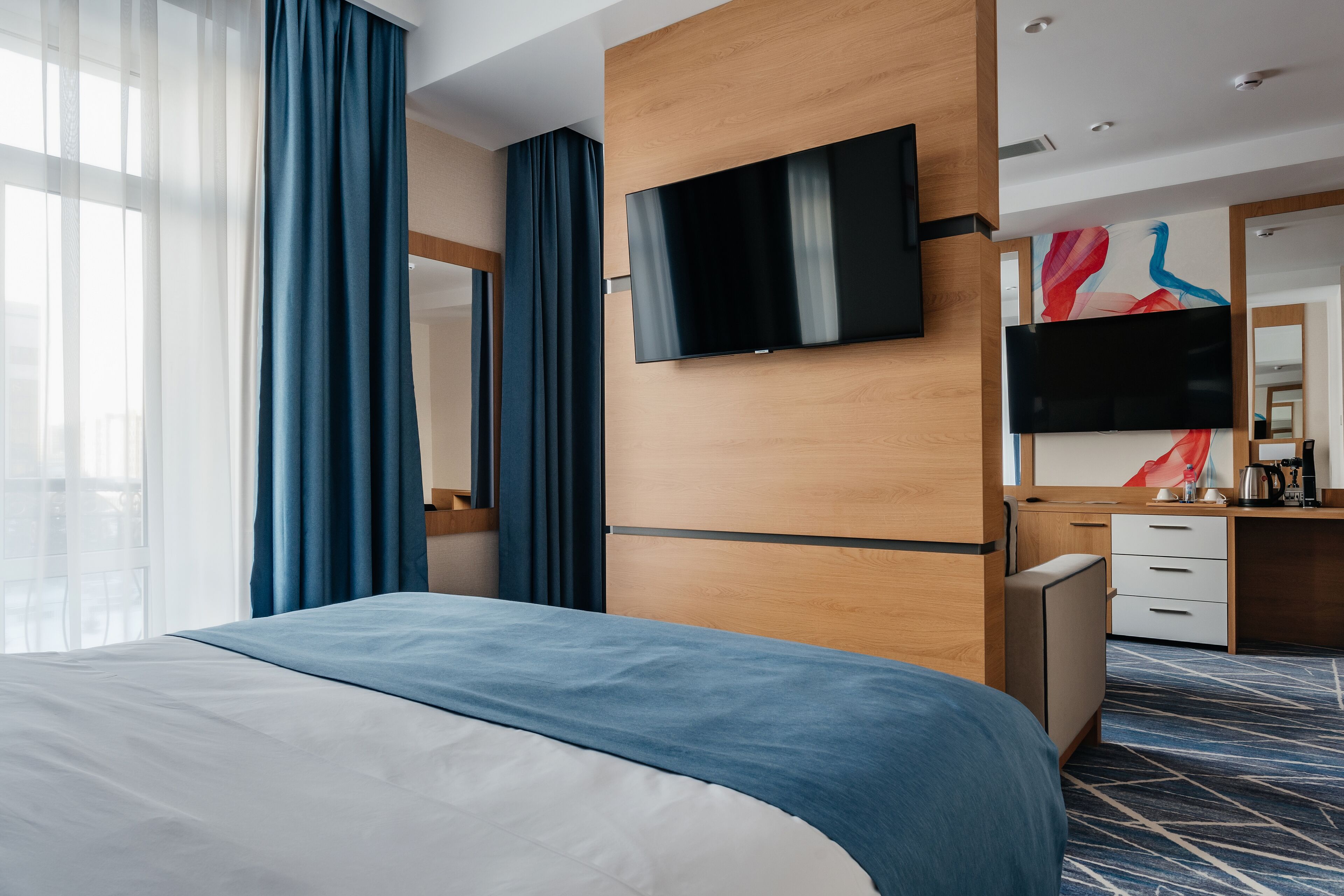 room, 1 king bed, non smoking | minibar, in-room safe, desk, blackout curtains