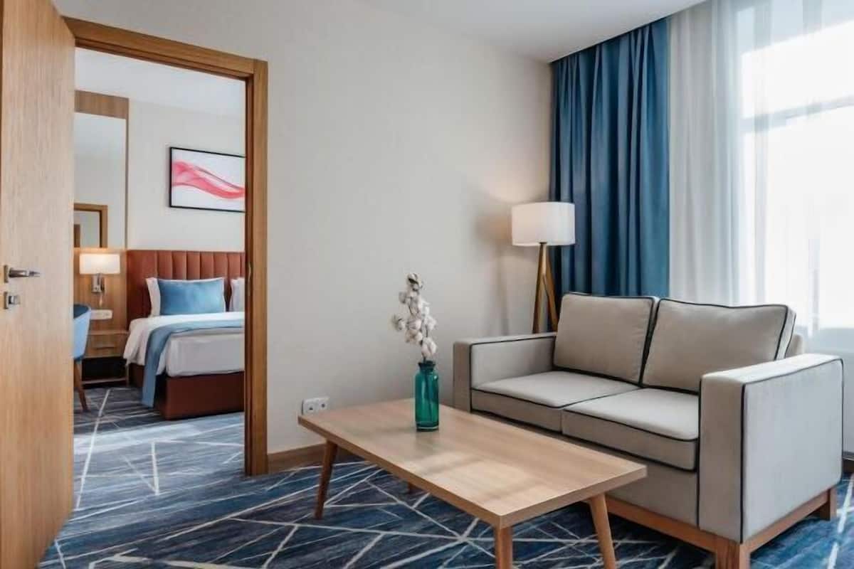 Minibar, coffres-forts dans les chambres, bureau, rideaux occultants