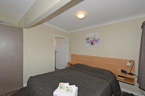 Iron/ironing board, free WiFi - Trentham Motel (Upper Hutt)