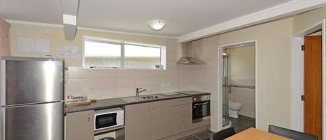 Réfrigérateur grande capacité avec congélateur, four à micro-ondes