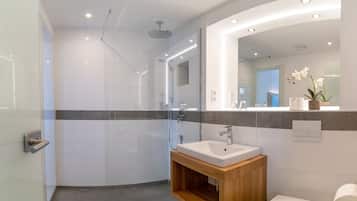 Apartment | Bathroom | Shower, free toiletries, hair dryer, towels