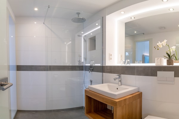 Apartment | Bathroom | Shower, free toiletries, hair dryer, towels