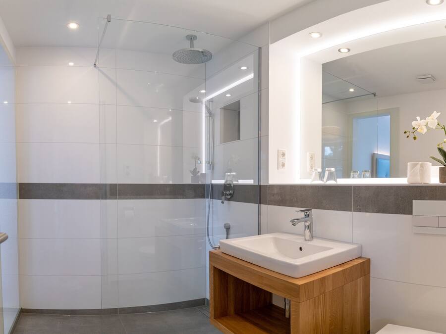 Apartment | Bathroom | Shower, free toiletries, hair dryer, towels