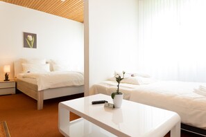 Family Room, Garden Area | Living area | Flat-screen TV - Hotel zum Kuhhirten (Bremen)