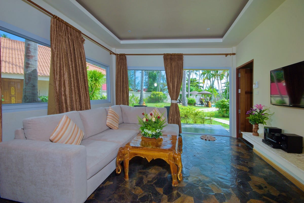 flat-screen tv, dvd player, books