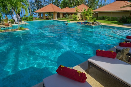 室外游泳池,池畔遮阳伞,日光浴躺椅