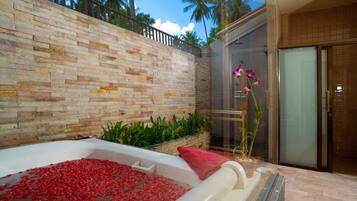 Family Pool Sea View Villa | Bathroom | Combined shower/bathtub, free toiletries, hair dryer, bathrobes