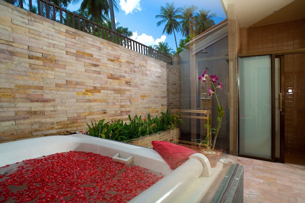 Family Pool Sea View Villa | Bathroom