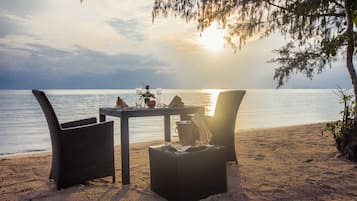 Sarapan dihidangkan, masakan antarabangsa, berhadapan pantai