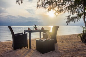 供应早餐、午餐和晚餐，国际美食，海滩景观