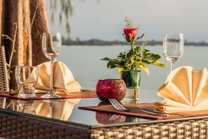 Se sirven desayunos y cocina internacional, con vista a la playa