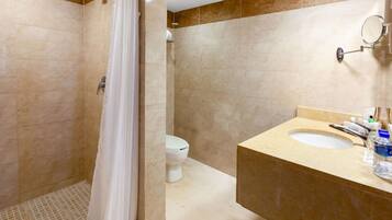 Un baño con ducha, inodoro y lavamanos.